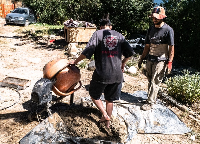Brassage du "barro" avec les pieds