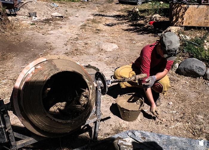 Eno prépare le "barro" chez Juan et Cata - El Bolson