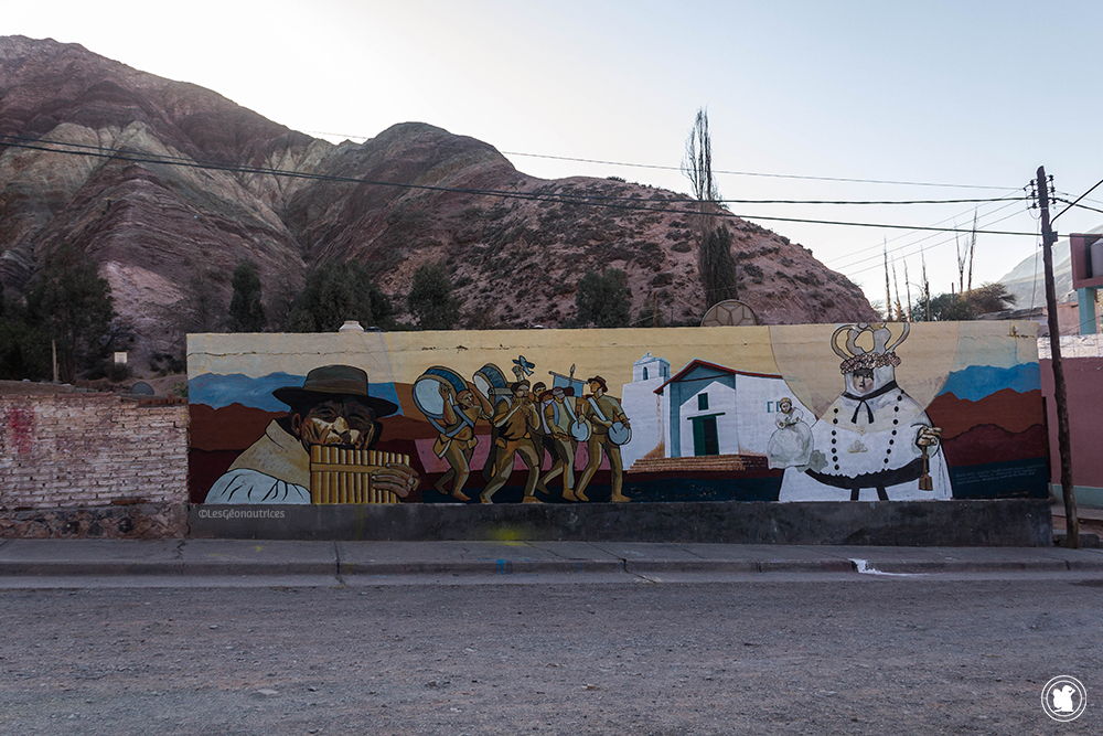Street -art devant la montagne aux 7 couleurs à Purmamarca