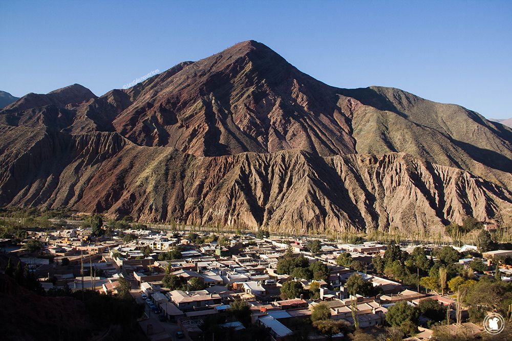 Vue sur le village de Purmamarca et les montagnes colorées le surplombant